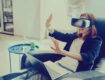 Frau nutzt Webdesign der Zukunft durch VR-AR-Brille auf der Couch zuhause