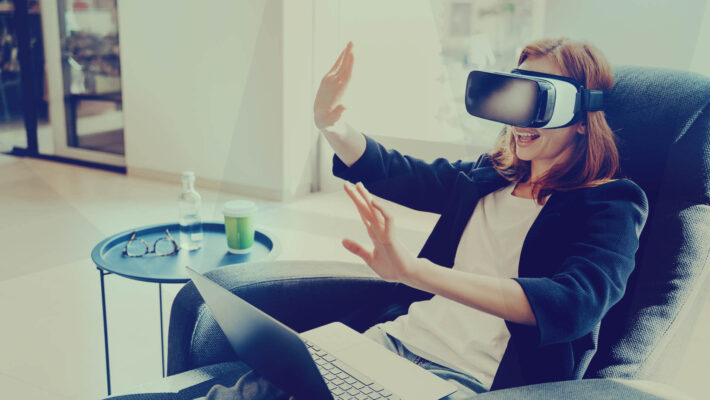 Frau nutzt Webdesign der Zukunft durch VR-AR-Brille auf der Couch zuhause